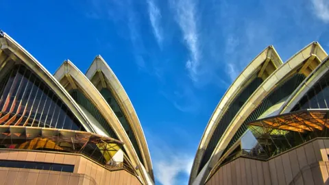 网络神曲唤醒青春记忆：新一代年轻人的怀旧情怀